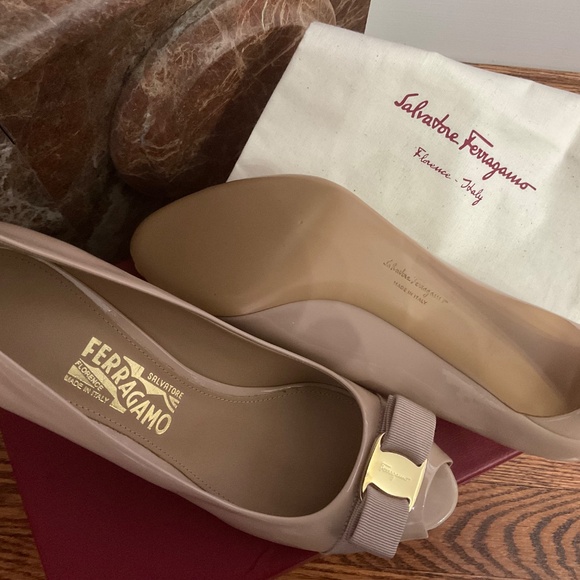 Salvatore Ferragamo Vara Patent Leather Bow Pumps !! - Picture 2 of 7